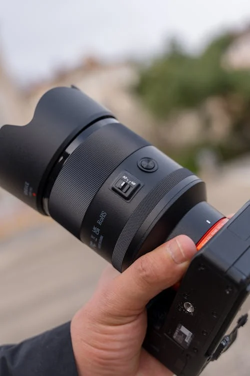 Lenses Which Avoid Blurry Background: